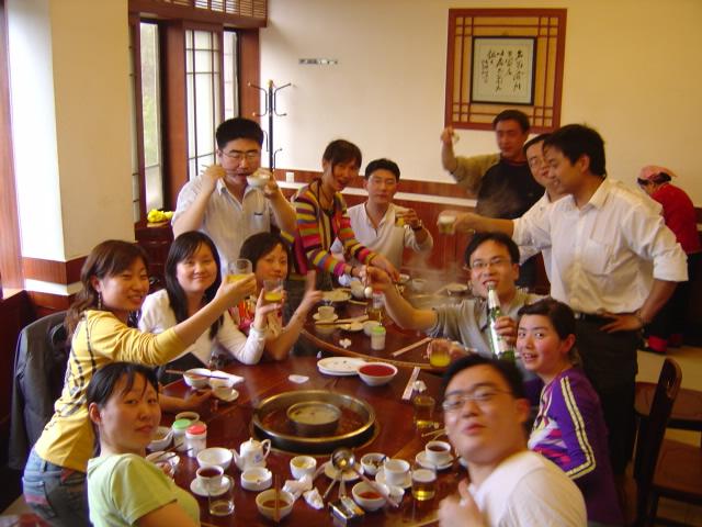 火锅桌旁的汉中的女婿媳妇们