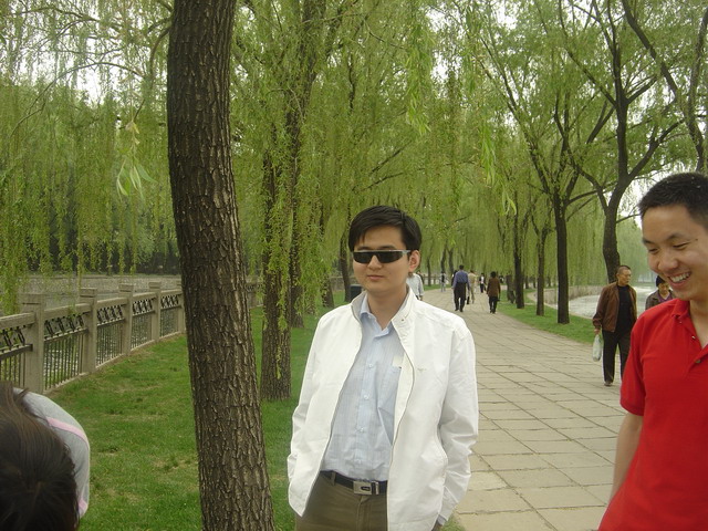 周骚客资不抵债，沦为保安