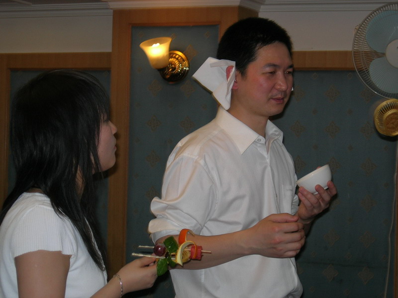 新娘把帽子拿来啦
