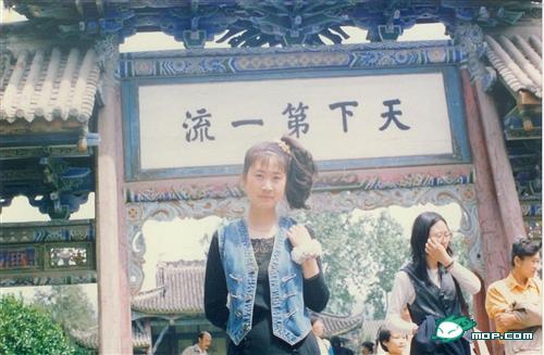 能认出这是谁，在哪吗？
