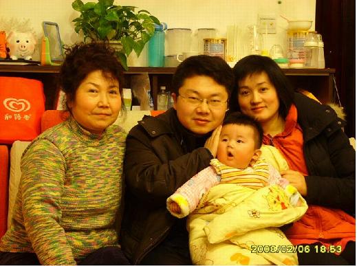 我们全家向大家拜年